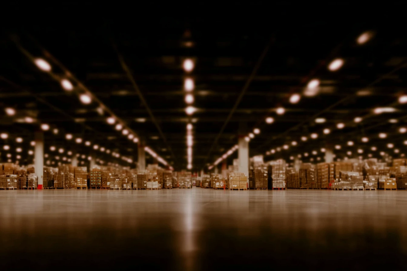 Warehouse mit warmem Licht und Tiefenschärfe